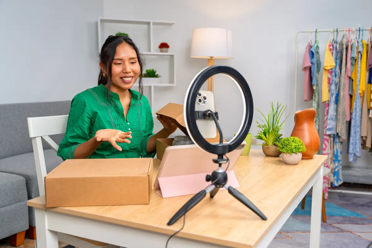 Ecommerce creative strategy: latin influencer unboxing products and making a haul video for her followers.