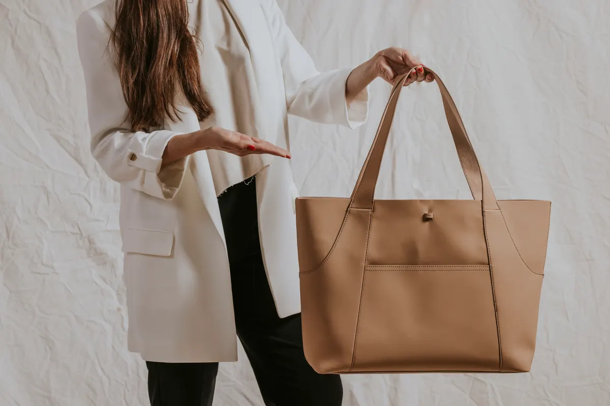 Handbag marketing agency: professional women's beige handbag, business fashion.