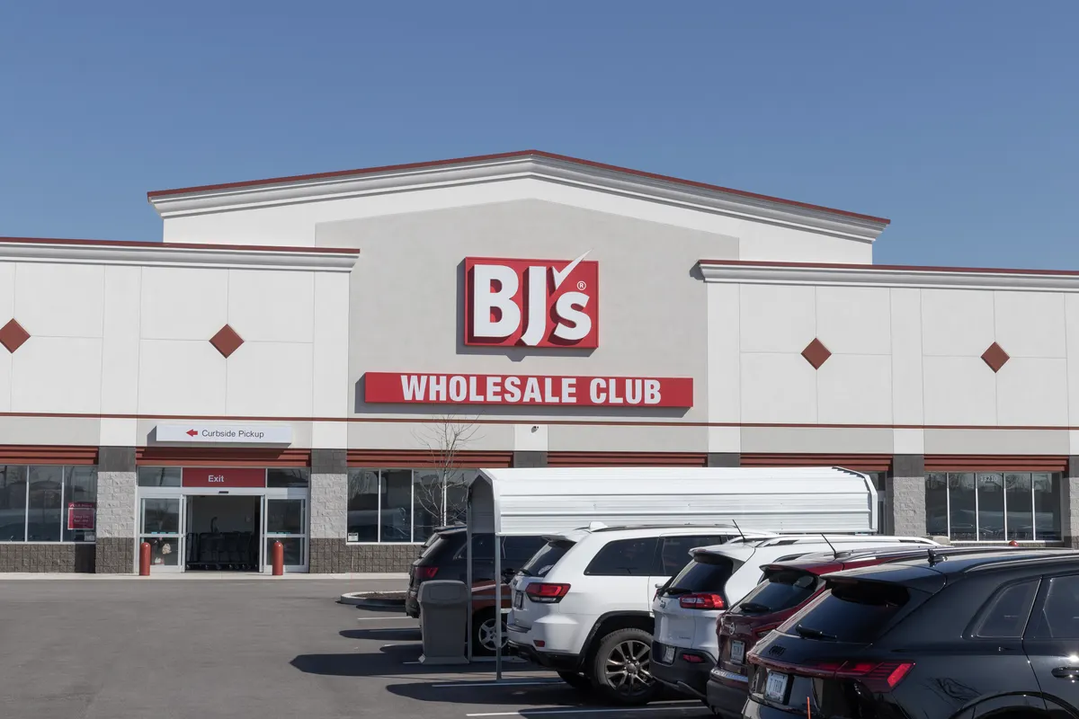 Wholesale and DTC hybrid marketing agency: bJ's Wholesale Club store. BJ's Wholesale Club offers reduced prices to its members.